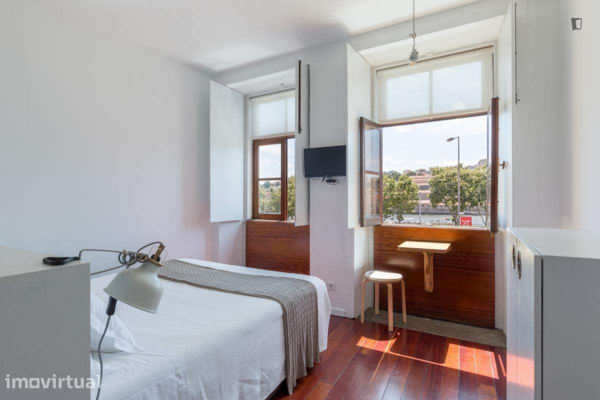 Apartamento com 3 quartos - localizado em São Nicolau Porto - Grande imagem: 2/23
