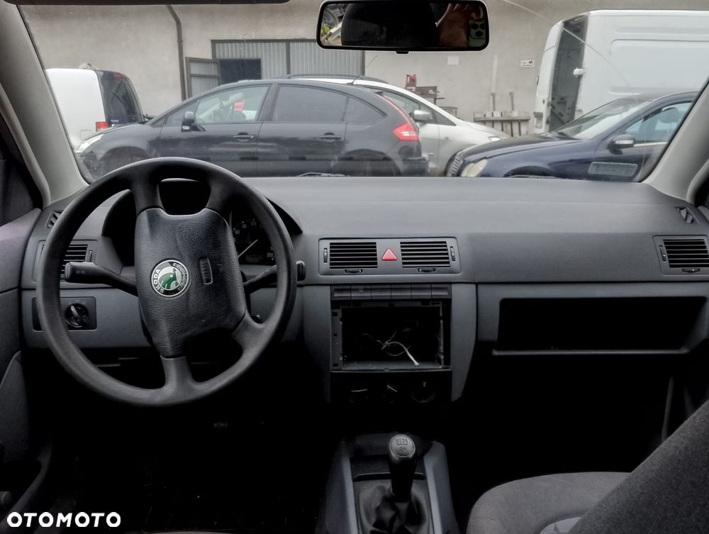 Skoda Fabia 6Y (99-05r.) 1.4 B 59KM. Silnik AZE Skrzynia FNK lakier 8151/8T/ F3K. Cały na części. GWARANCJA !!!  Przód Tył Zestaw Komplet Drzwi Klapa Zderzak Błotnik Maska Grill Atrapa Szyba Pas Lampa Lusterko Boczki Fotel Kanapa Kokpit Deska Rozdzielcza Przełącznik Włącznik Sterownik Przewody Wiązka Instalacja Moduł Komputer Czujnik Listwa Pompa Alternator Wtryski Głowica Rozrusznik Kompresor Sprzęgło Dwumas Silnik Skrzynia ABS Klimatyzacji Paliwa Wspomagania Kolektor Turbina Przepustnica Zawór Chłodnica Koło Hak Belka Sanki Zawieszenie Mcpherson Półoś Amortyzator Wydech Tłumik Zacisk Most - 9