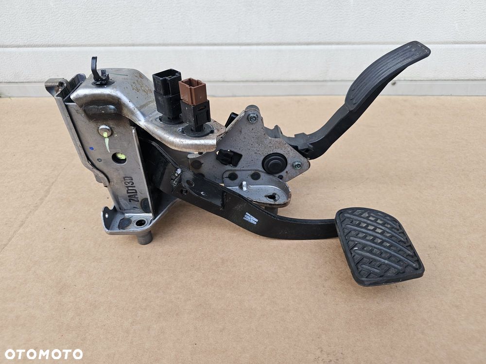 Nissan Juke F15 automat / pedał gazu hamulca sprzęgła potencjometr