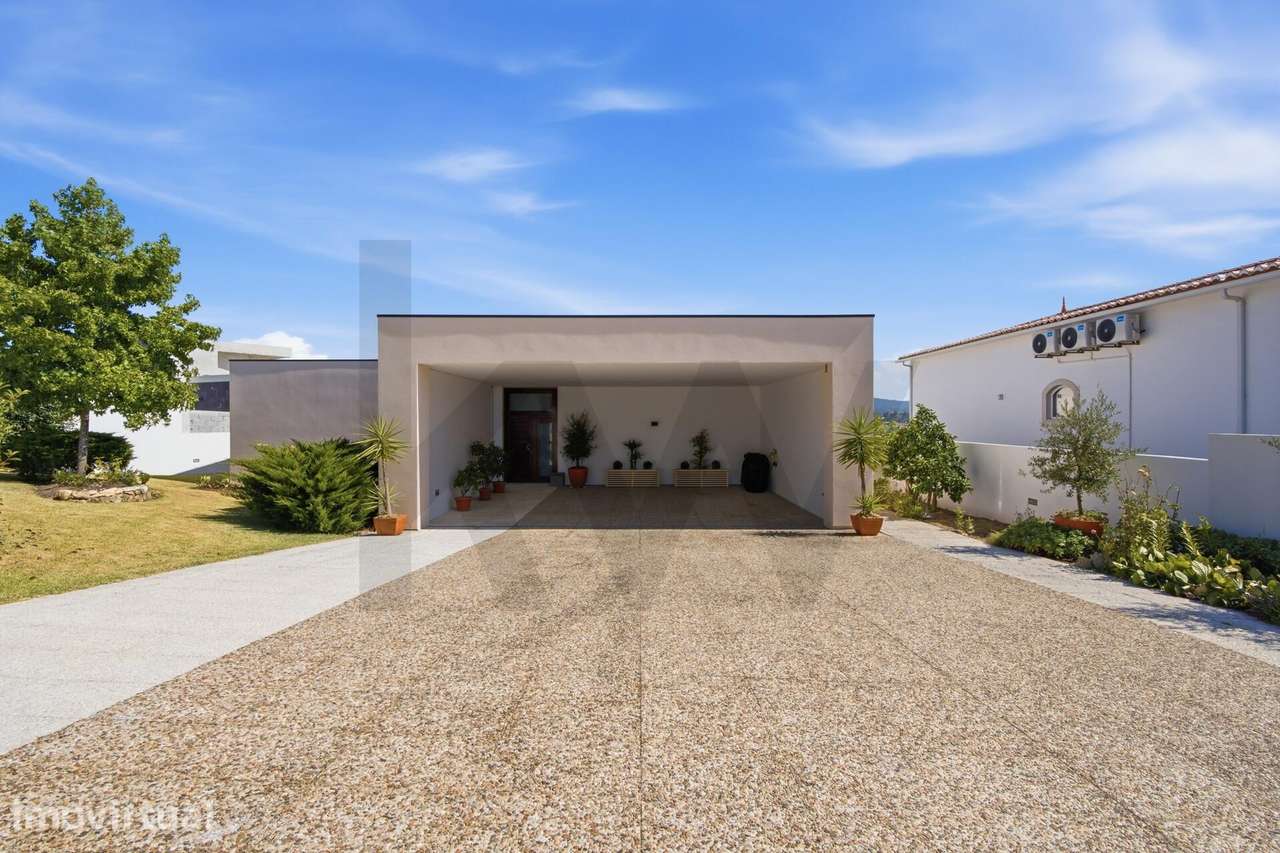 Moradia Térrea T3+1 com Garagem e Terreno de 2.250 m2, em Cernache - Grande imagem: 2/24