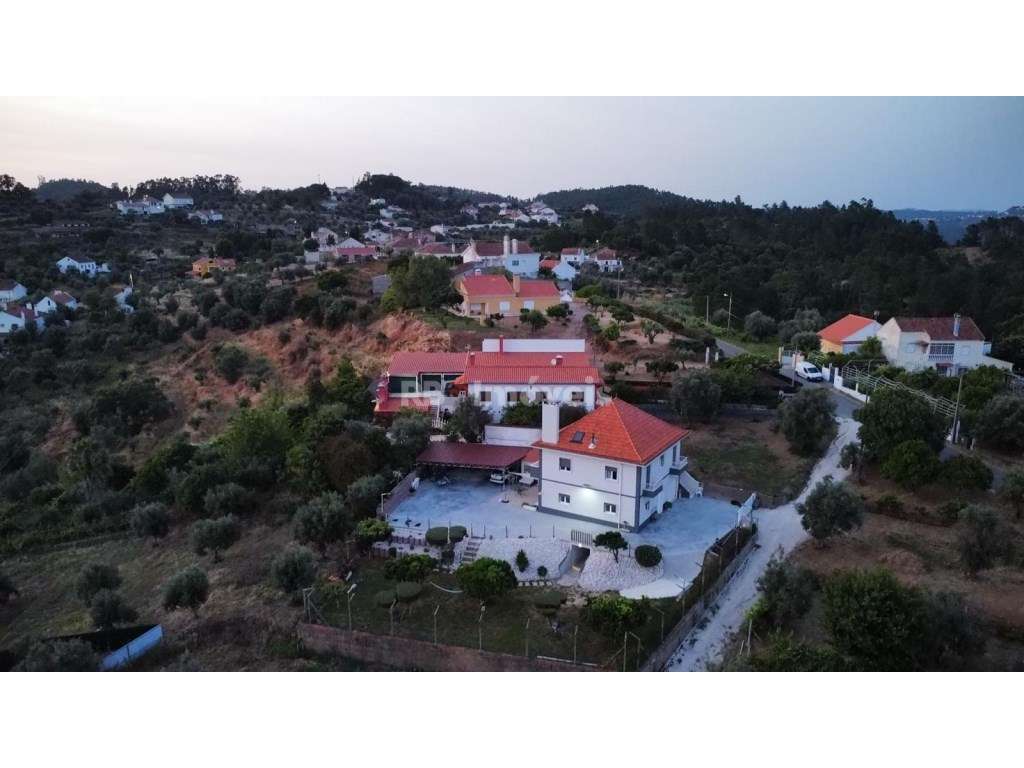 Moradia T4 Remodelada com Vista para Castelo de Bode - Grande imagem: 4/11