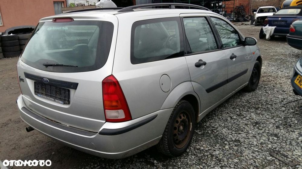 Części ford Focus mk1 kombi  1.4 16V srebrny - 2
