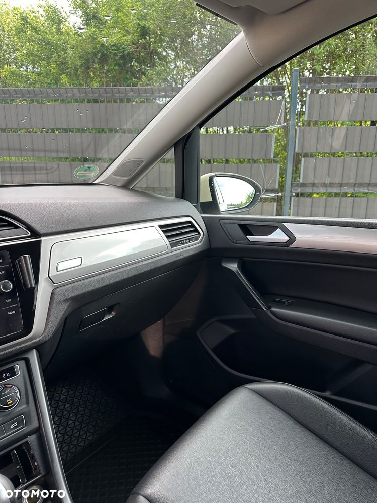 Volkswagen Touran - 12