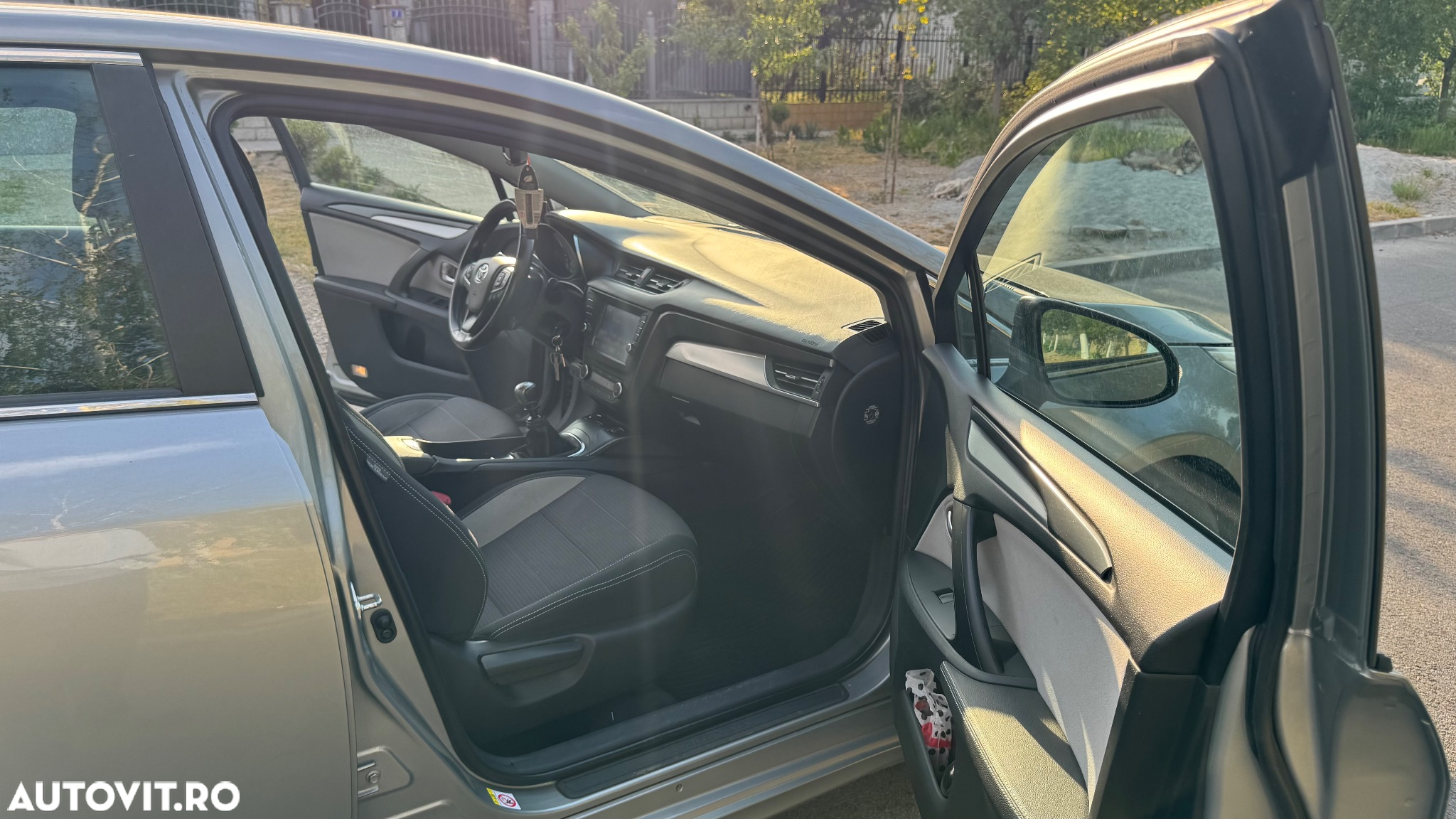 Toyota Avensis 2.0 D-4D Executive - 8