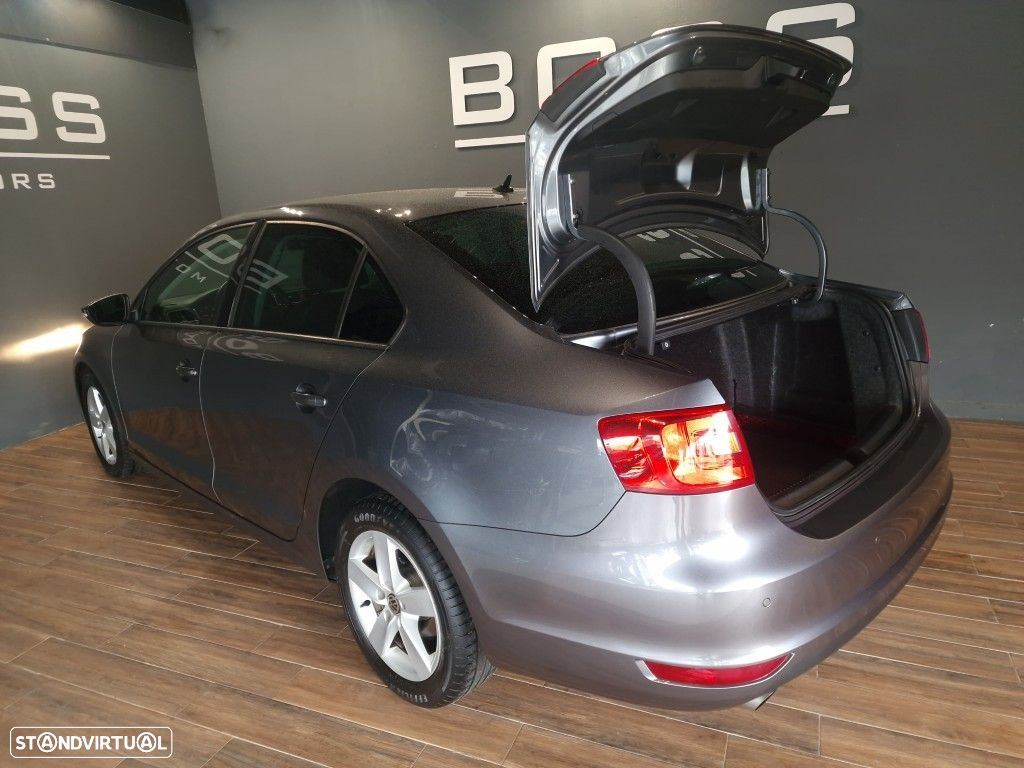 VW Jetta 1.6 TDi Highline - 14