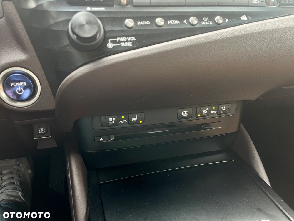 Lexus ES 300h Omotenashi - 39