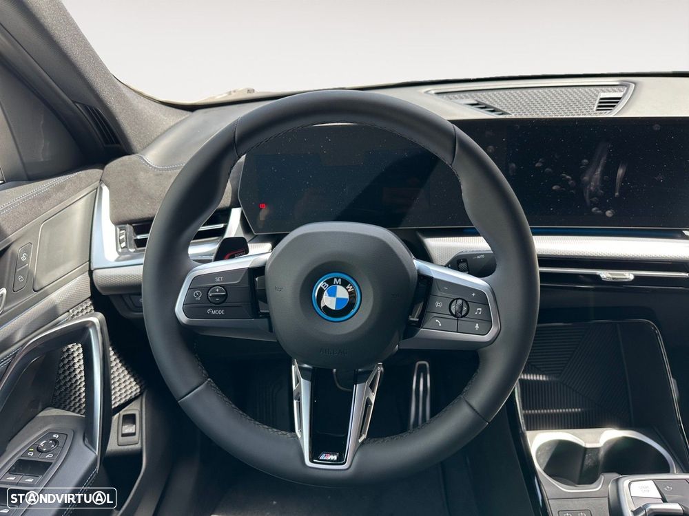 BMW iX2 eDrive20 - 12