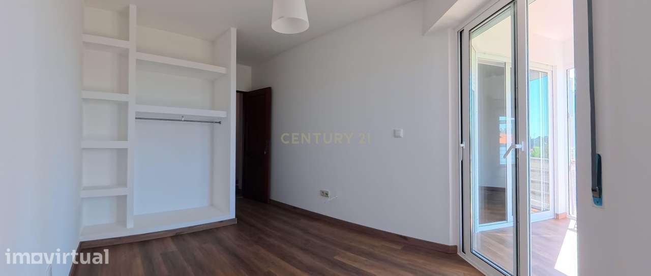 T2 Renovado com Garagem Fechada e 2 Varandas — Palmeira de Faro, Espos - Grande imagem: 3/22
