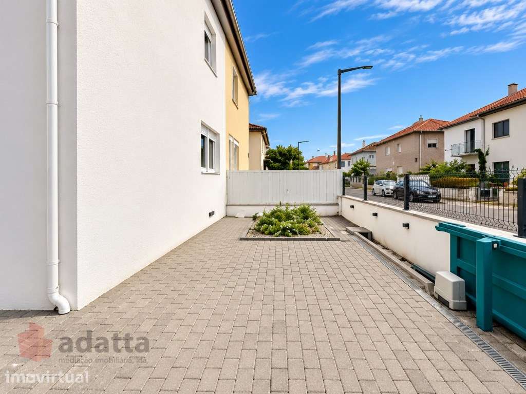 Moradia T3 remodelada com terraço, logradouro e estacionamento para... - Grande imagem: 2/40