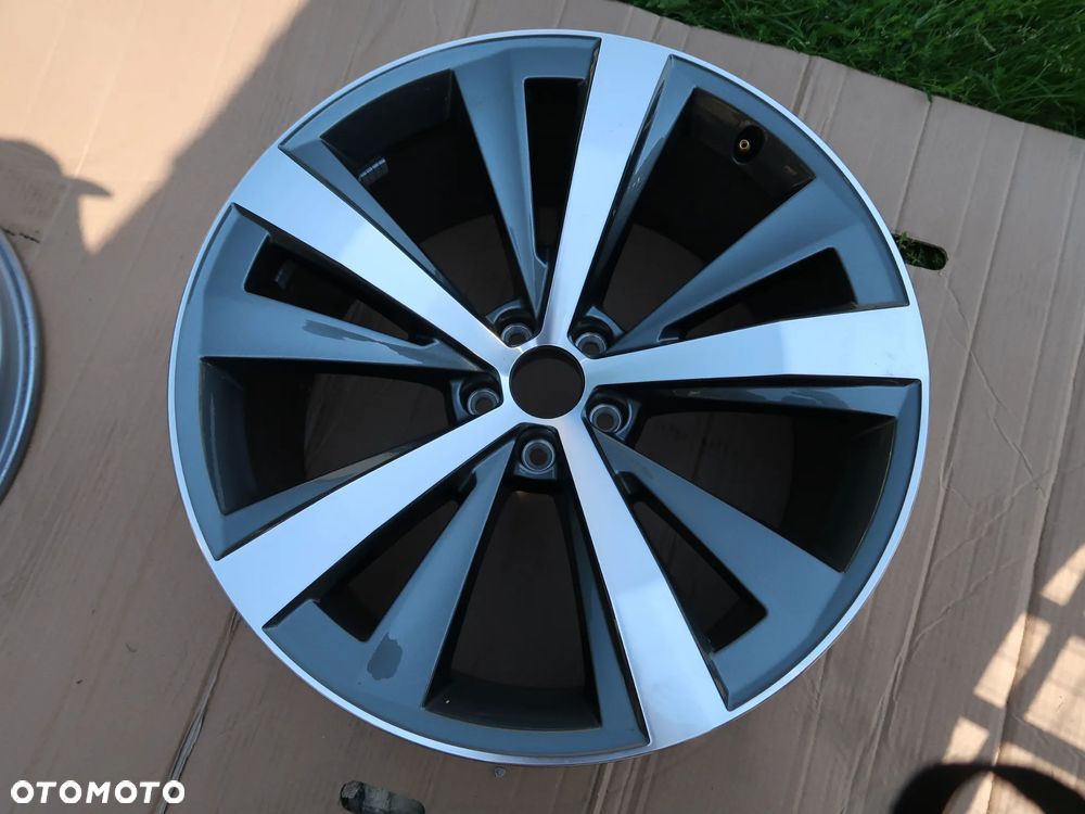 FELGA AUDI Q7 Q8 21'' 4M8601025AA - 1