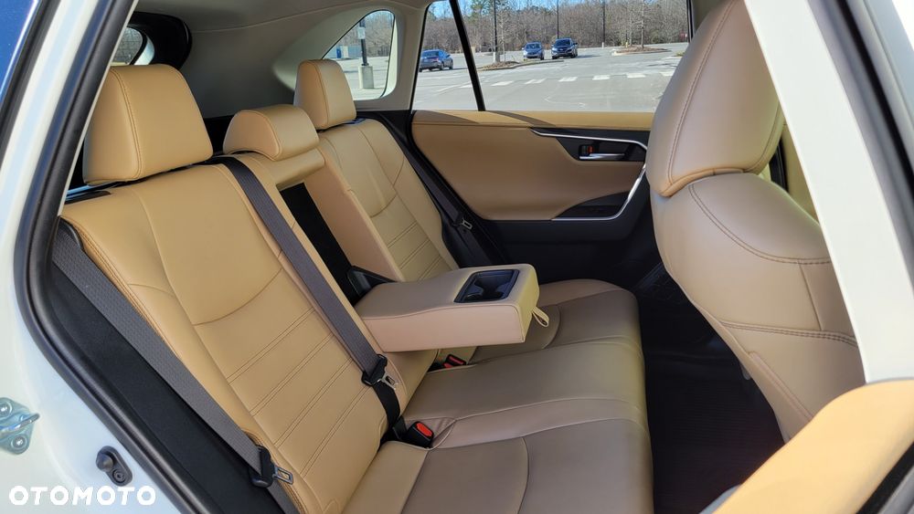 Toyota RAV4 2.5 XLE - 30
