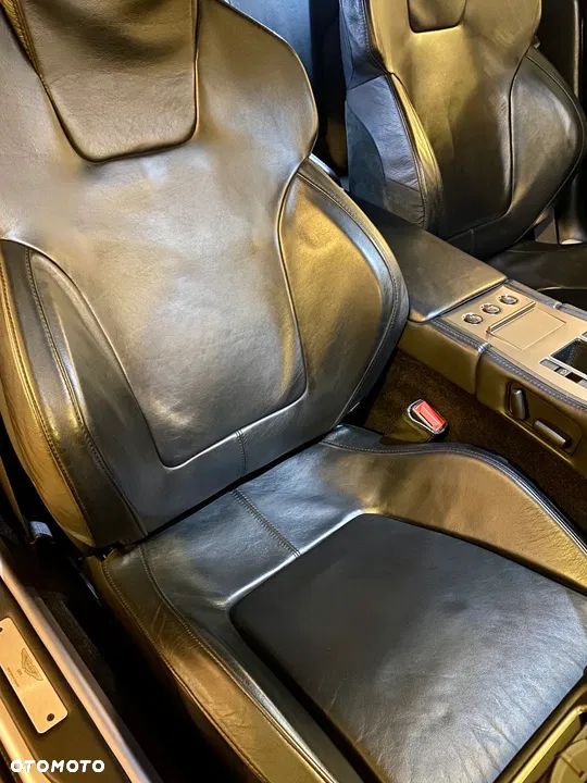 Aston Martin DB9 Standard - 19