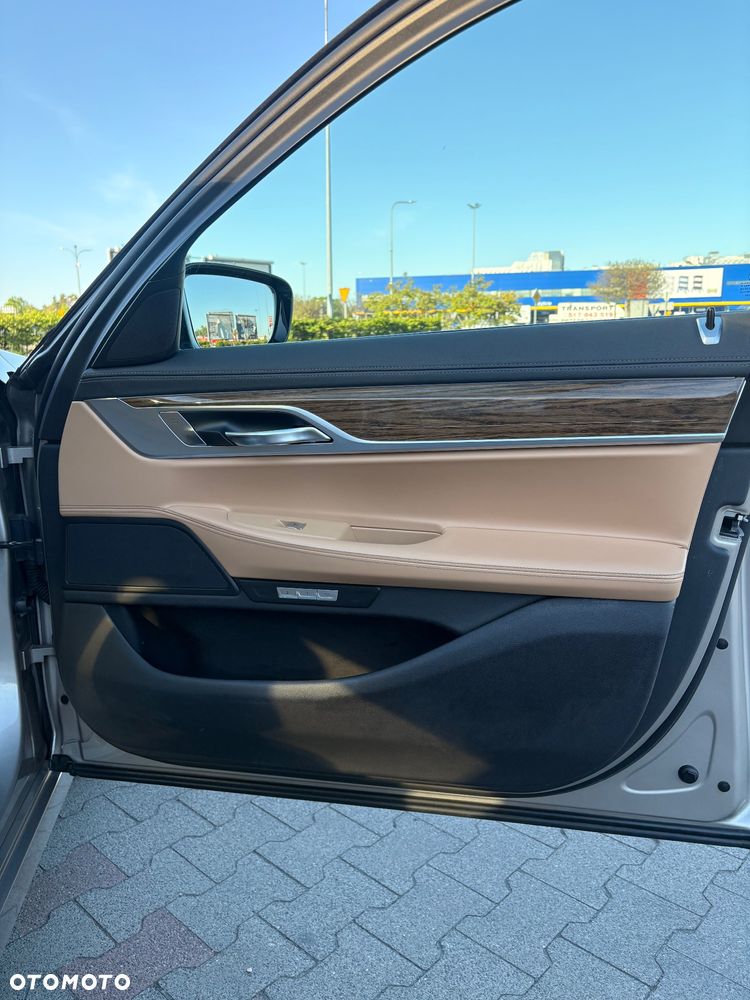 BMW Seria 7 740i - 13