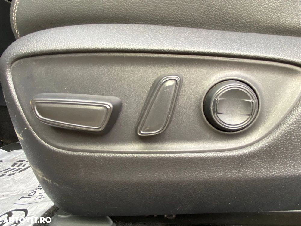 Toyota RAV4 2.5 4x4 Hybrid Lounge - 16