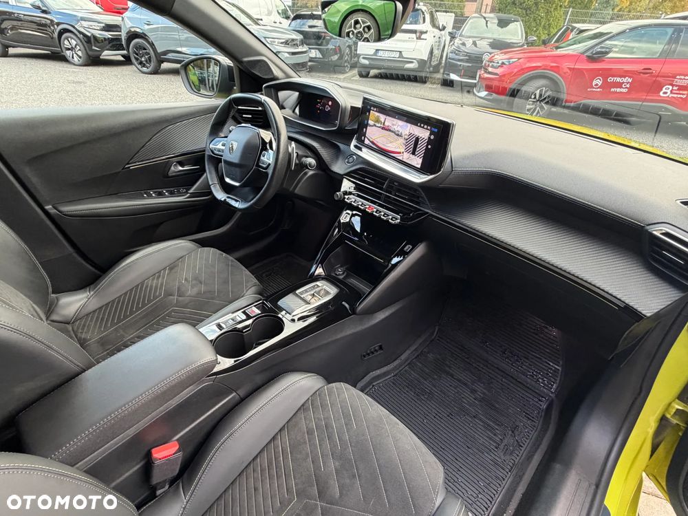 Peugeot 208 - 8