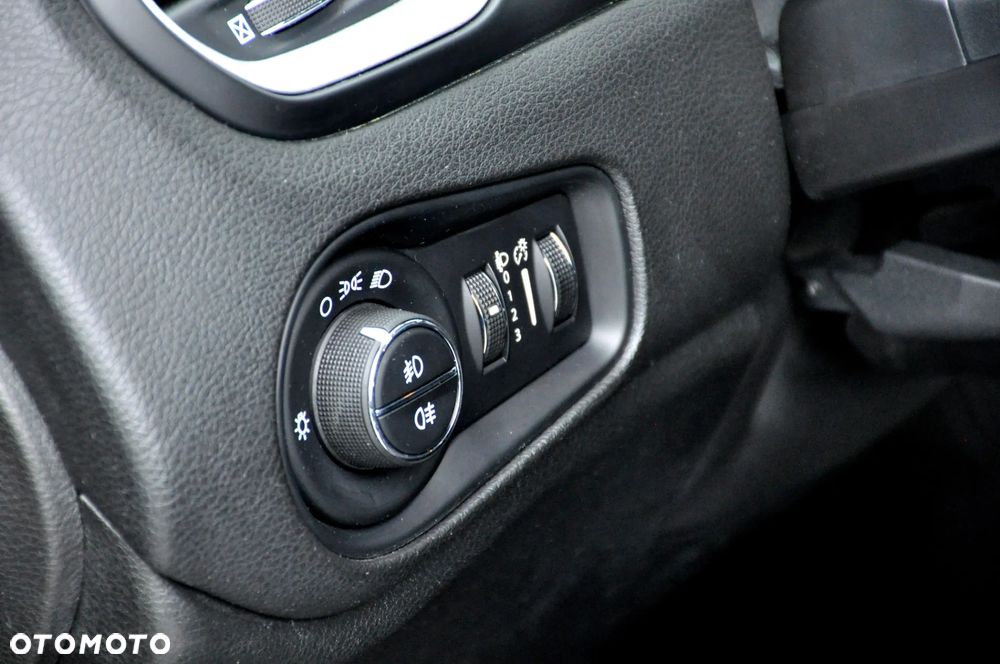 Jeep Renegade 1.4 MultiAir Night Eagle - 37