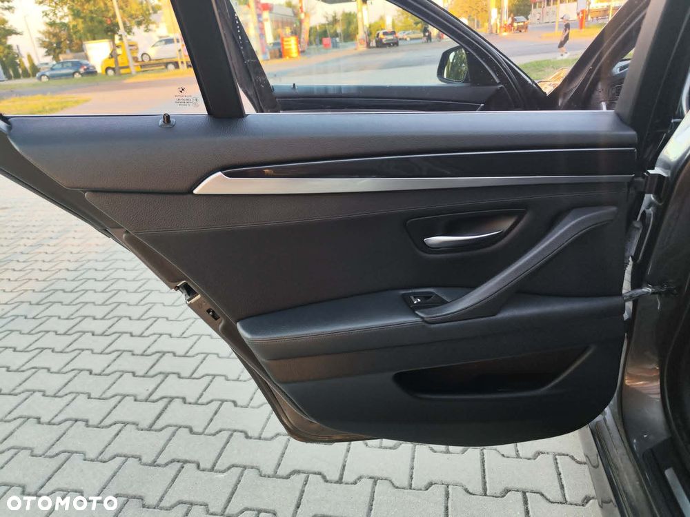 BMW Seria 5 525d - 13