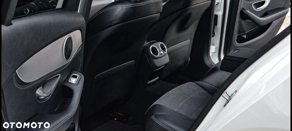 Mercedes-Benz Klasa C 180 CGI BlueEff Avantgarde - 23