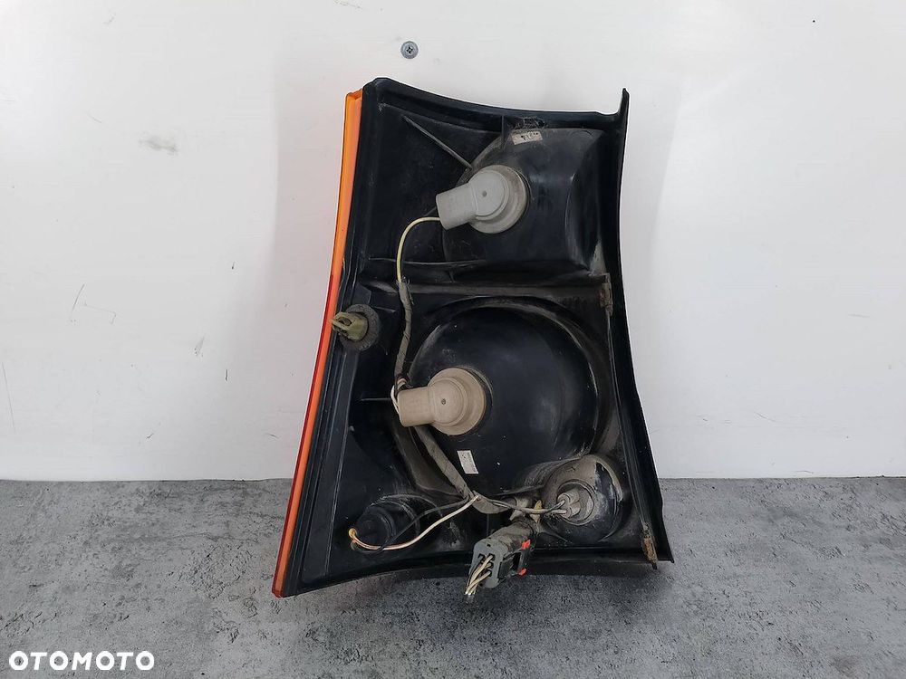 LAMPA TYLNA PRAWA CHRYSLER PACIFICA 04857586AB - 4
