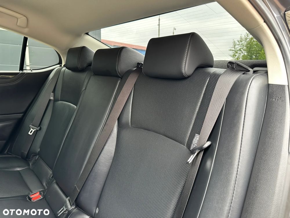 Lexus ES 300h Business Edition - 12