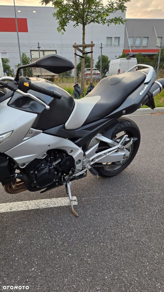 Suzuki GSR - 7
