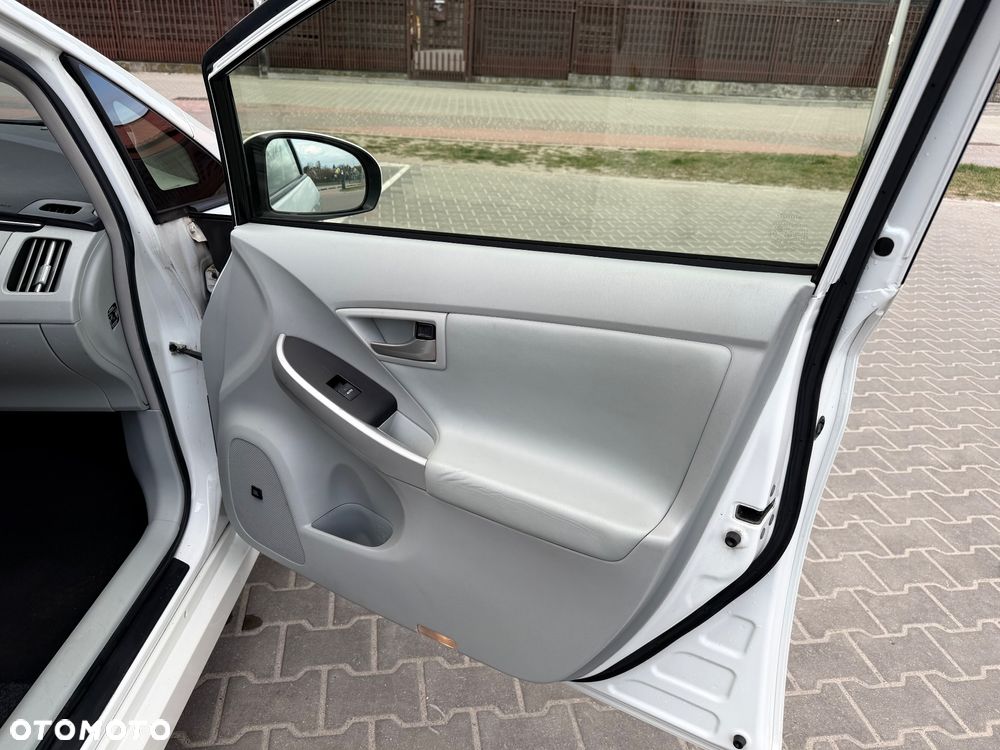 Toyota Prius 1.8 HSD Premium - 19