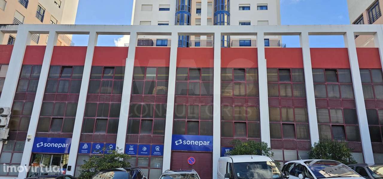 Loja Santo António dos Cavaleiros com 349,90m2 útil e 4 lugares de ... - Grande imagem: 4/23