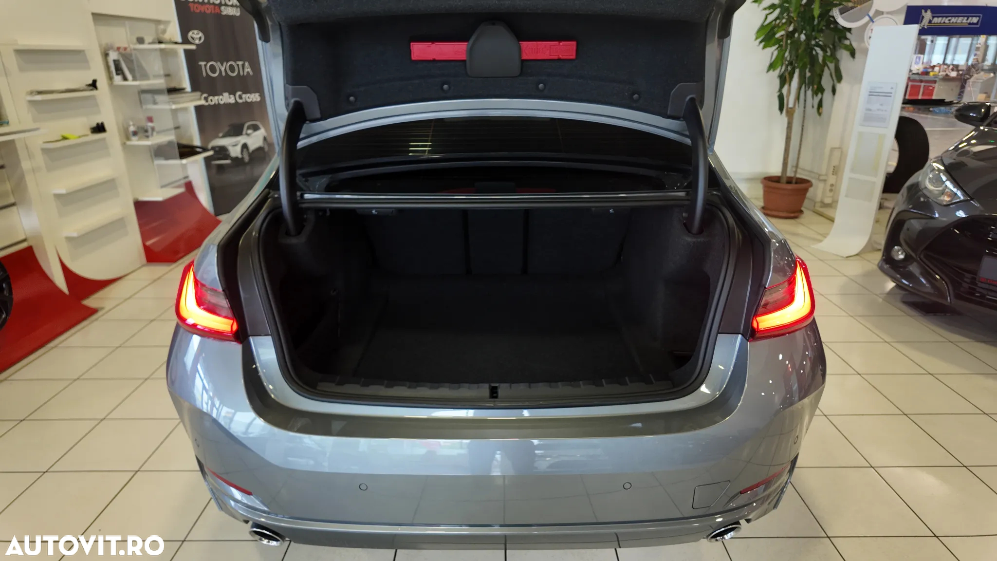 BMW Seria 3 318i Aut. Sport Line - 34