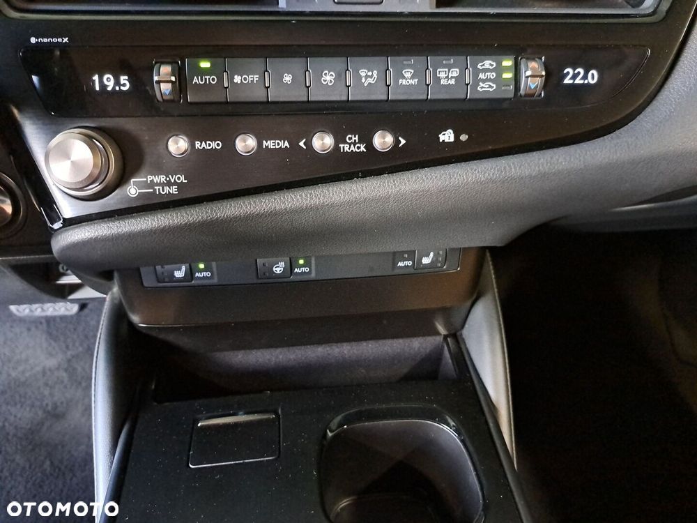 Lexus ES 300h Business Edition - 26