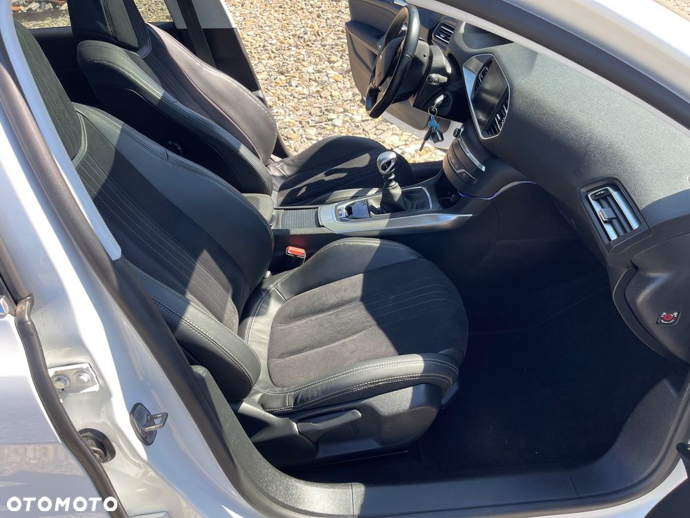 Peugeot 308 1.5 BlueHDi Allure S&S - 26