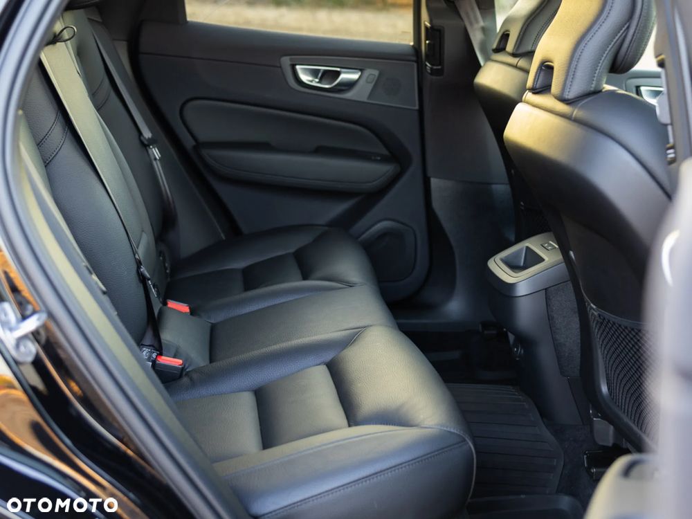 Volvo XC 60 B4 B Plus Dark - 17