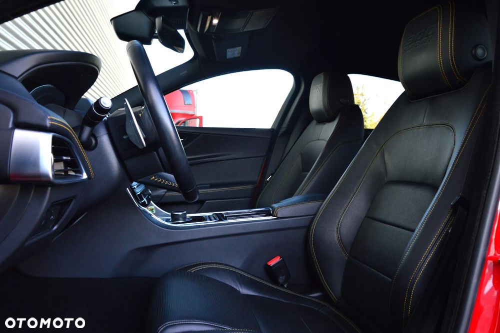 Jaguar XE 2.0 T AWD 300 Sport - 14