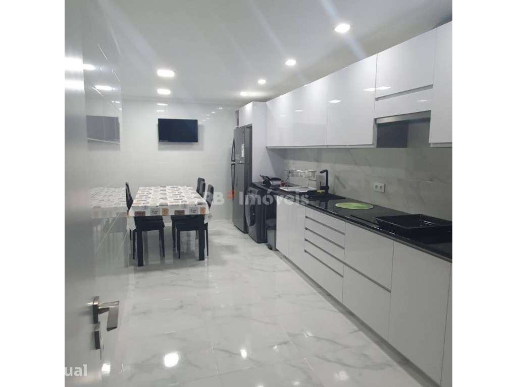 Apartamento T4 totalmente renovado com elevador no coração de Tomar - Grande imagem: 2/9