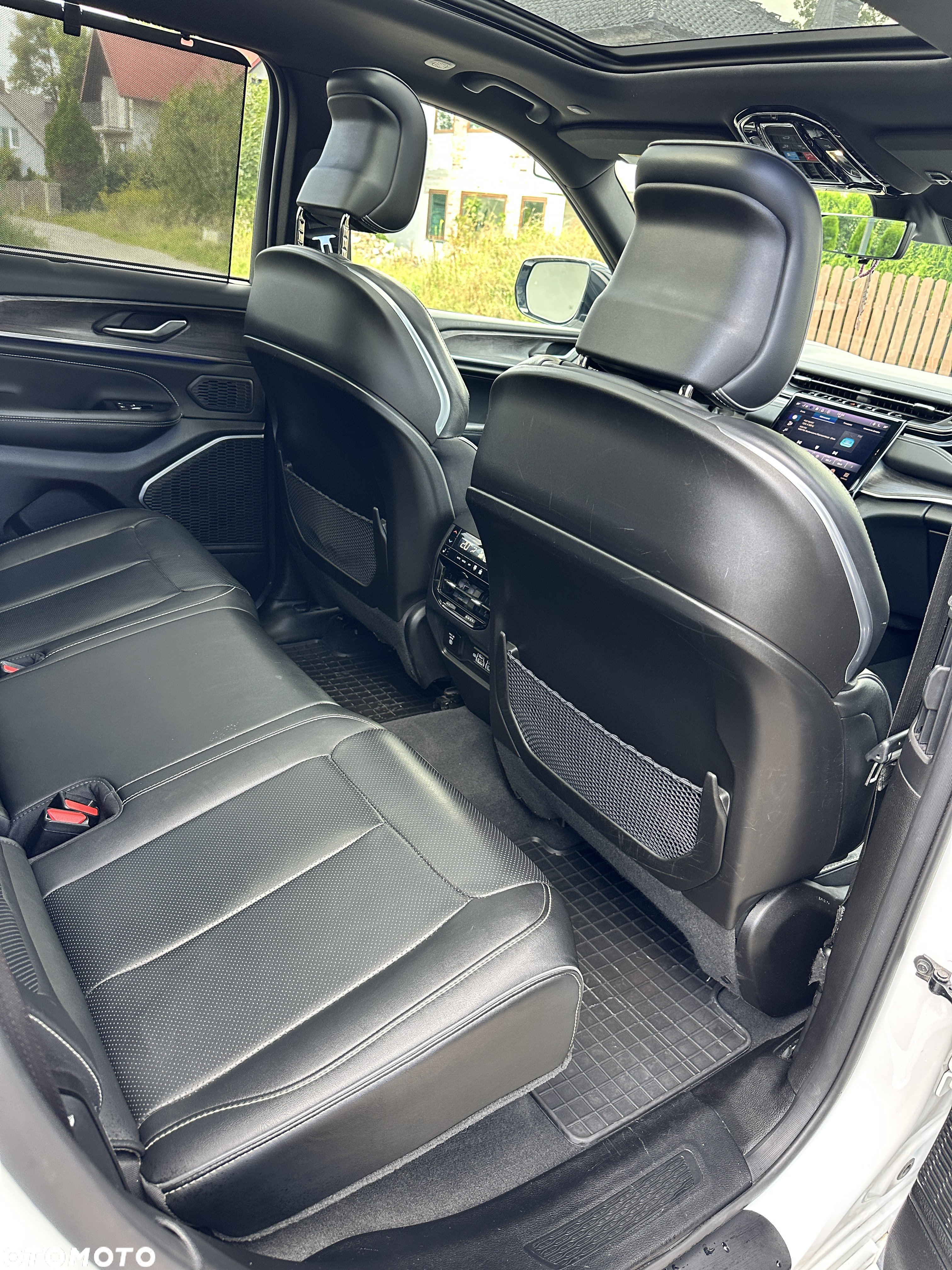 Jeep Grand Cherokee - 32
