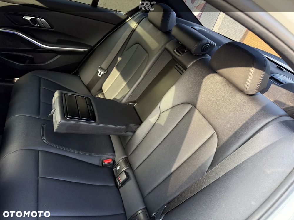 BMW Seria 3 330i M Sport - 35