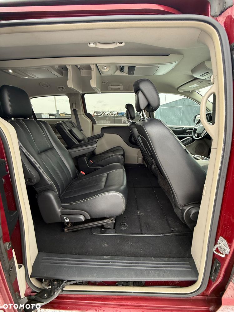 Chrysler Town & Country 3.6 Limited - 32