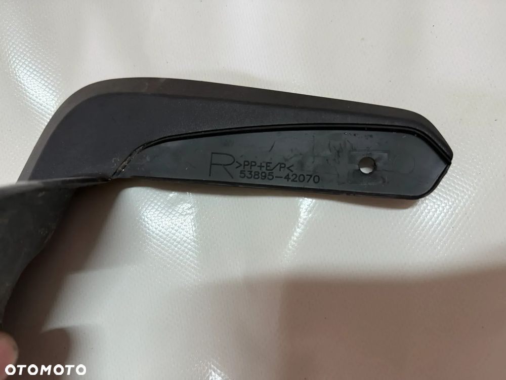 Chlapacz przód | przedni prawy | Toyota RAV 4 | RAV4 V - 53895-42070 - 2