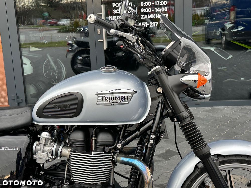 Triumph Bonneville - 9