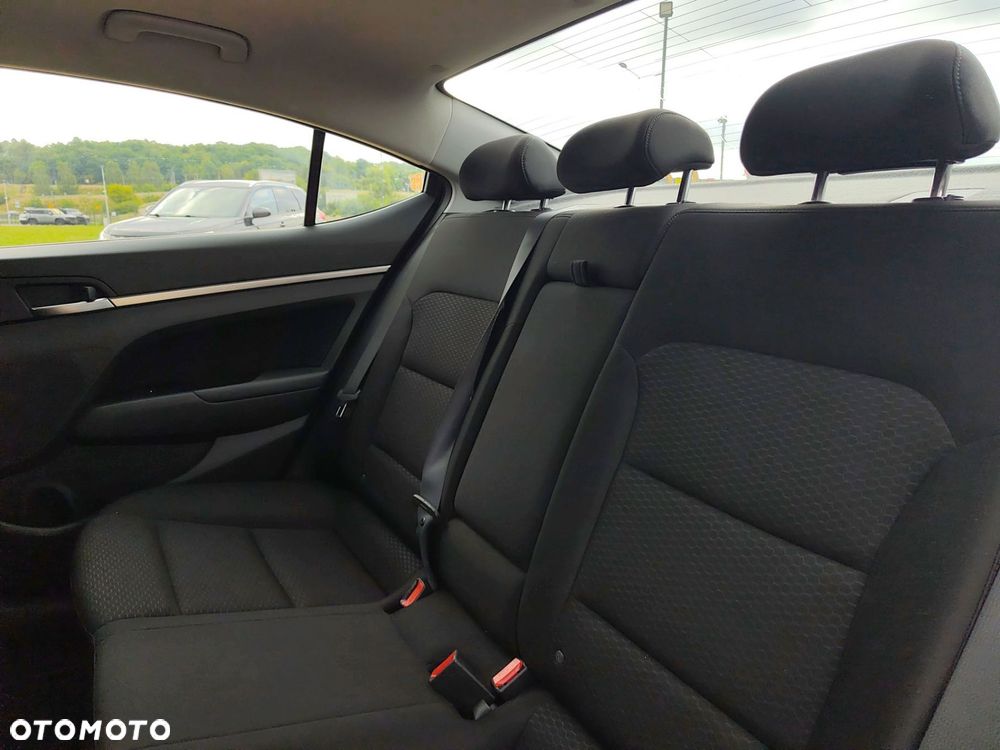 Hyundai Elantra 1.6 Comfort - 16