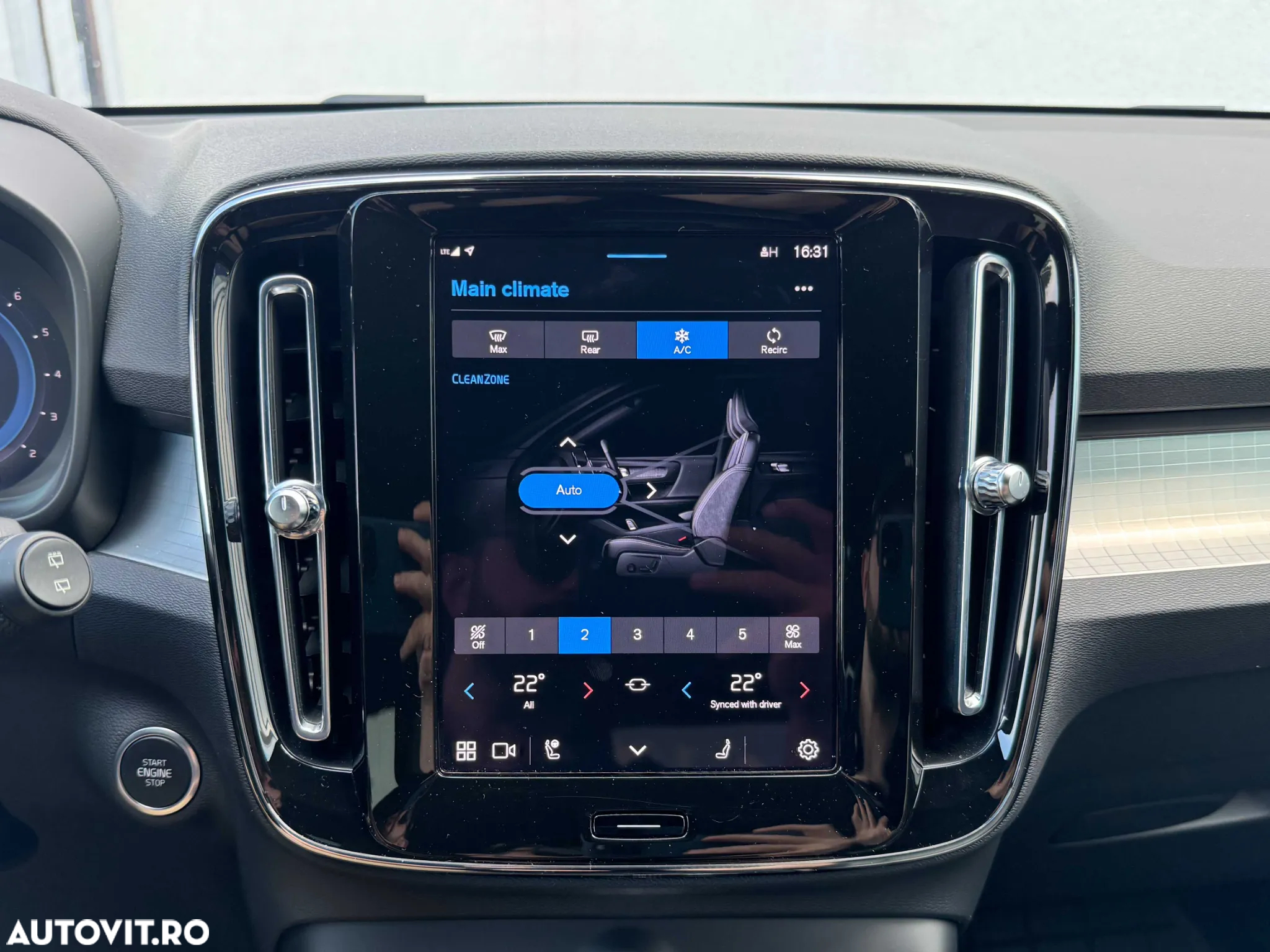 Volvo XC 40 B4 AT8 AWD Mild Hybrid Momentum Pro - 29