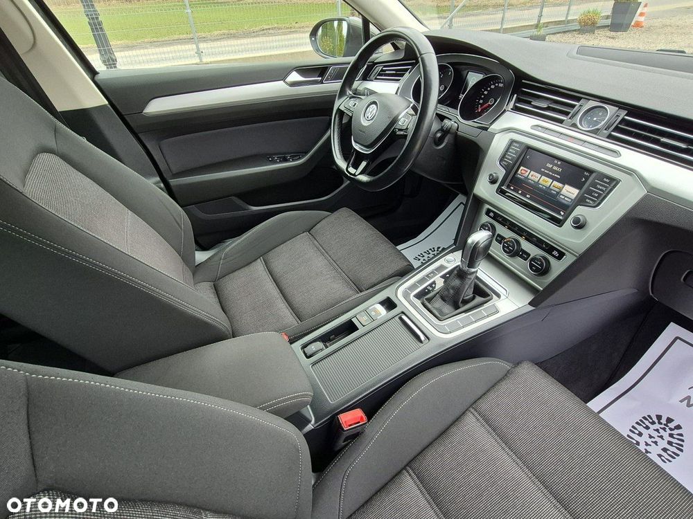 Volkswagen Passat - 25