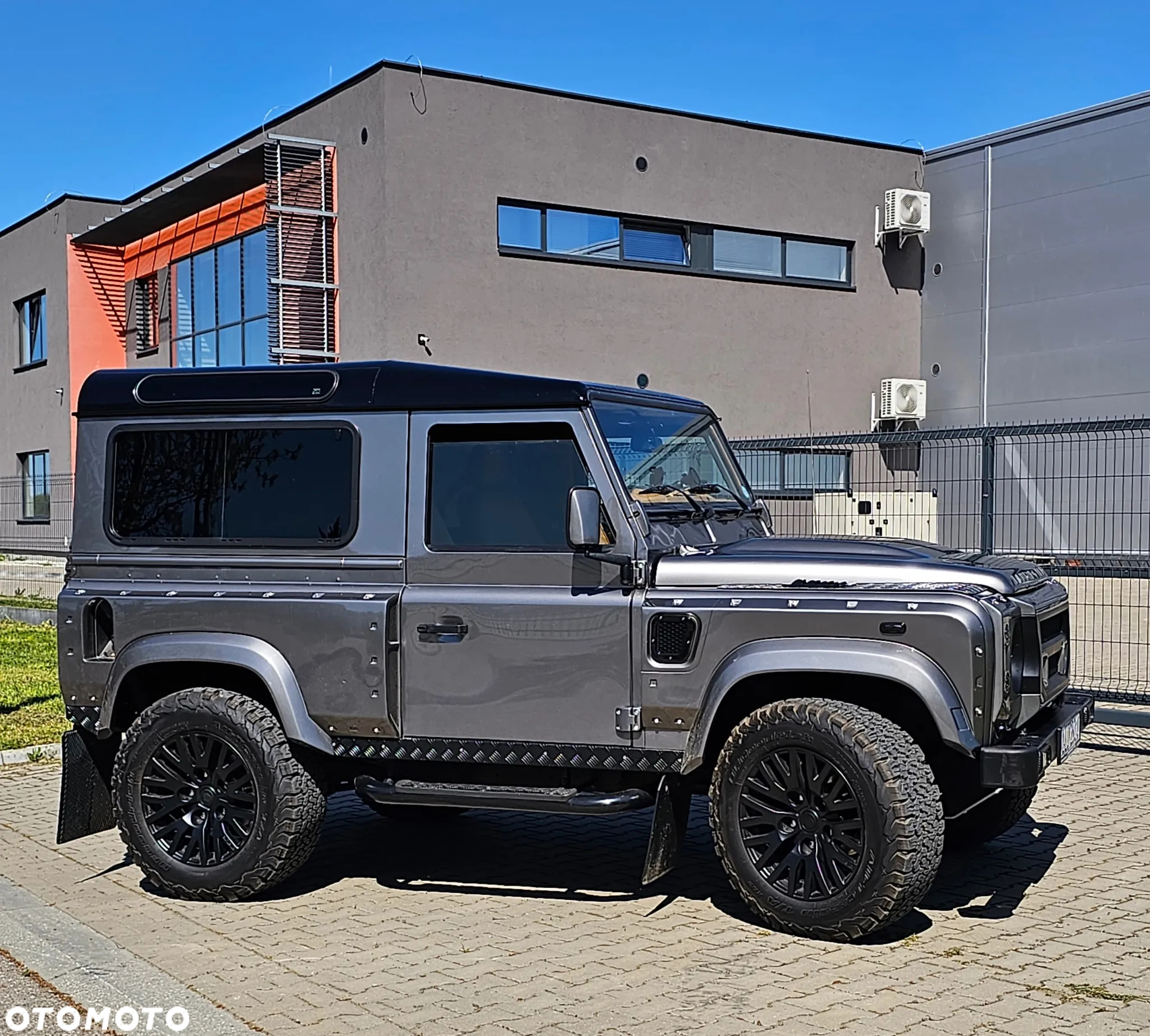 Land Rover Defender - 7