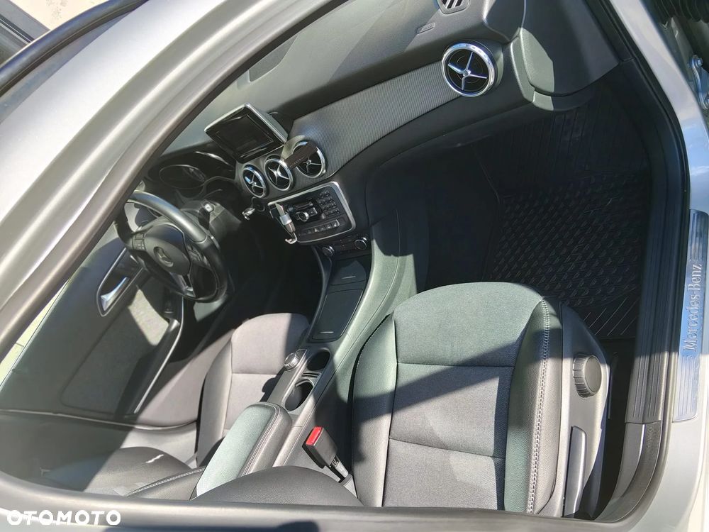 Mercedes-Benz GLA 200 7G-DCT - 15