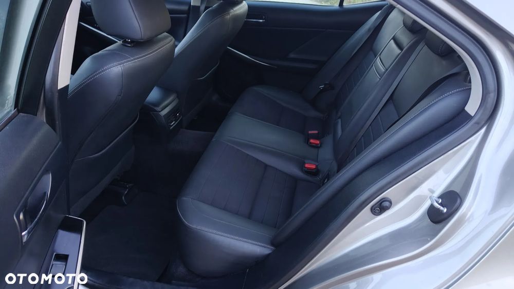Lexus IS 300h Comfort - 10