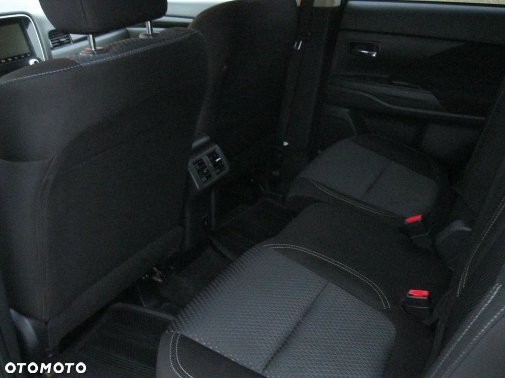 Mitsubishi Outlander 2.4 4WD CVT Instyle - 18