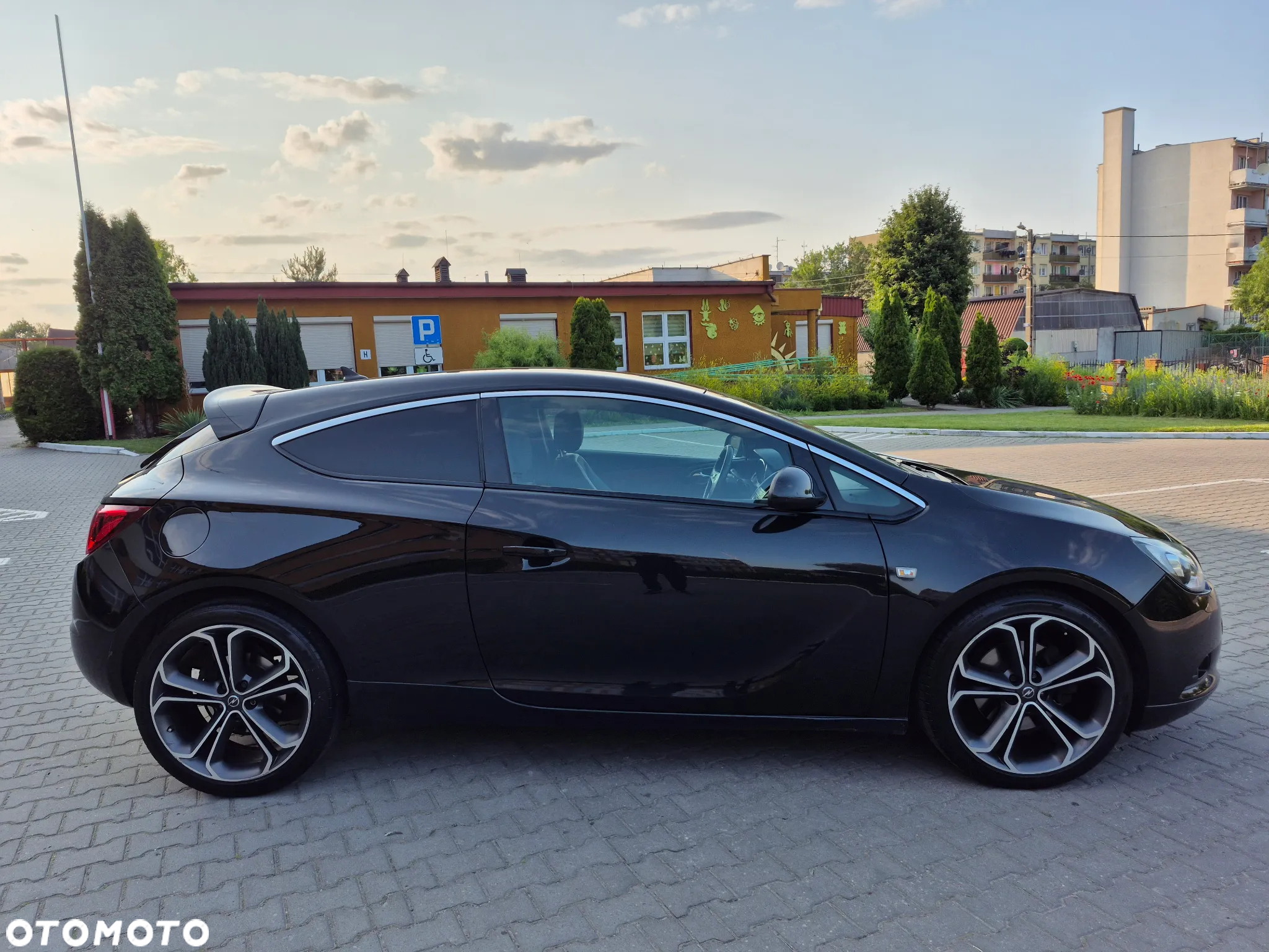 Opel Astra IV GTC 1.6 T Sport - 12