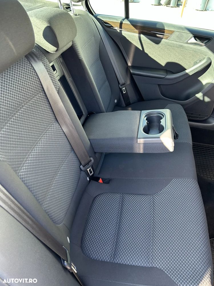 Volkswagen Jetta 2.0 TDI Highline - 9