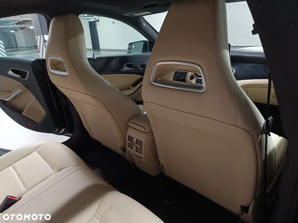 Mercedes-Benz CLA 250 4Matic 7G-DCT - 13