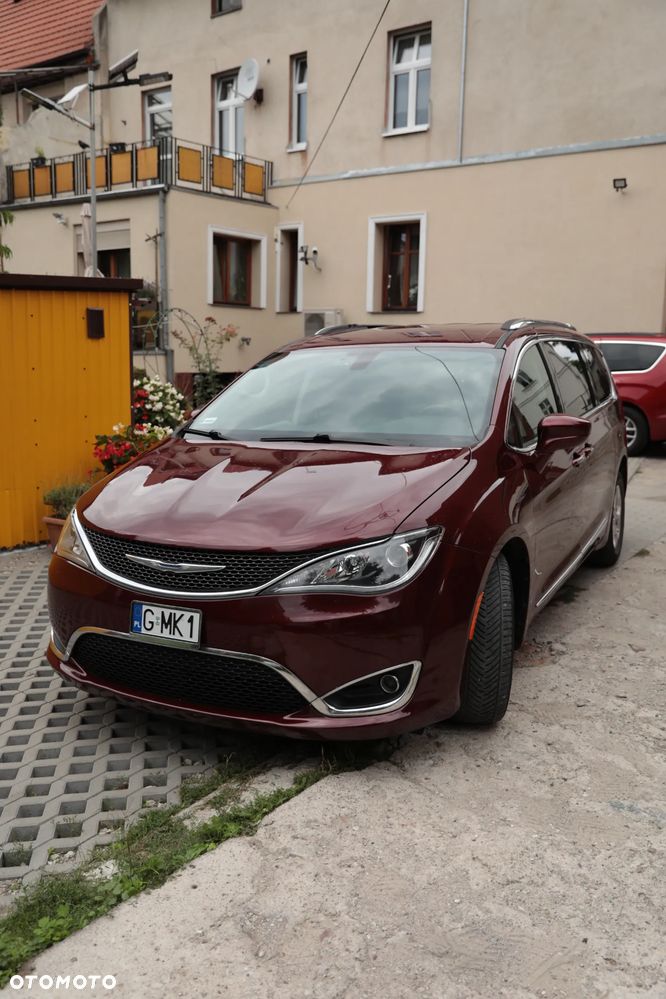 Chrysler Pacifica - 1