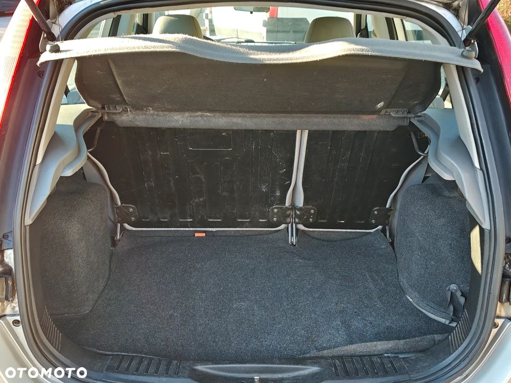 Ford Fusion 1.6 Ambiente - 18